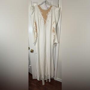 White/Ivory SZ 4X (20) Lace-Embellished Wedding Gown with small train in back.